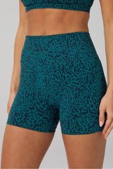 seamless scrunch short 4"