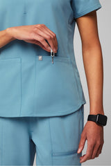 method 2-pocket scrub top